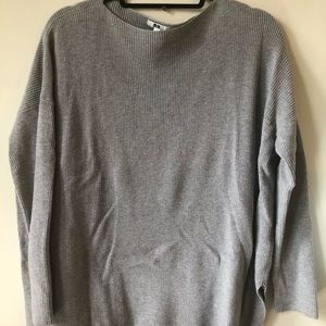 Light grey Uniqlo sweater